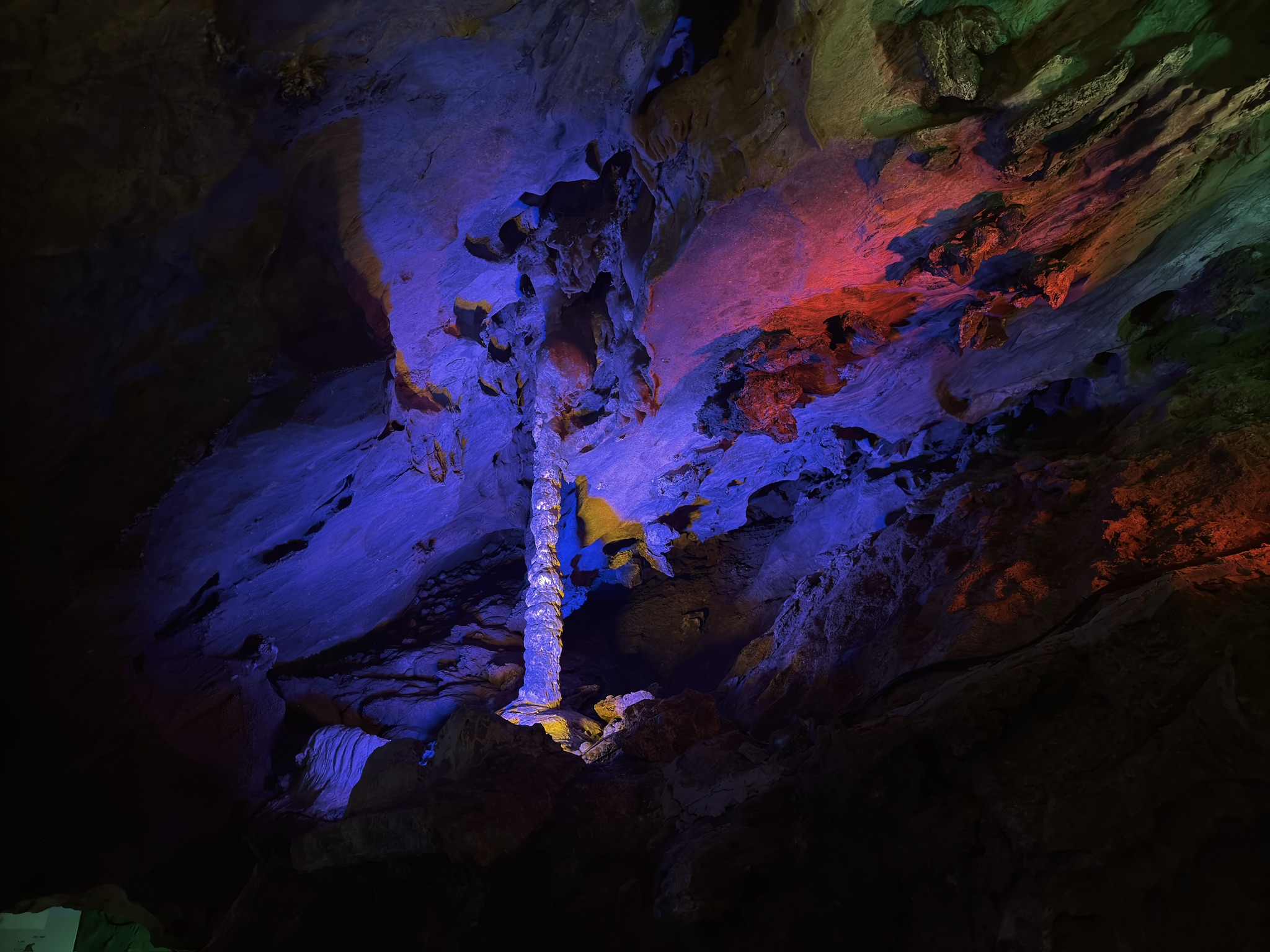 天下溶洞景区的统一规则,一定要弄一大堆五彩斑斓的灯