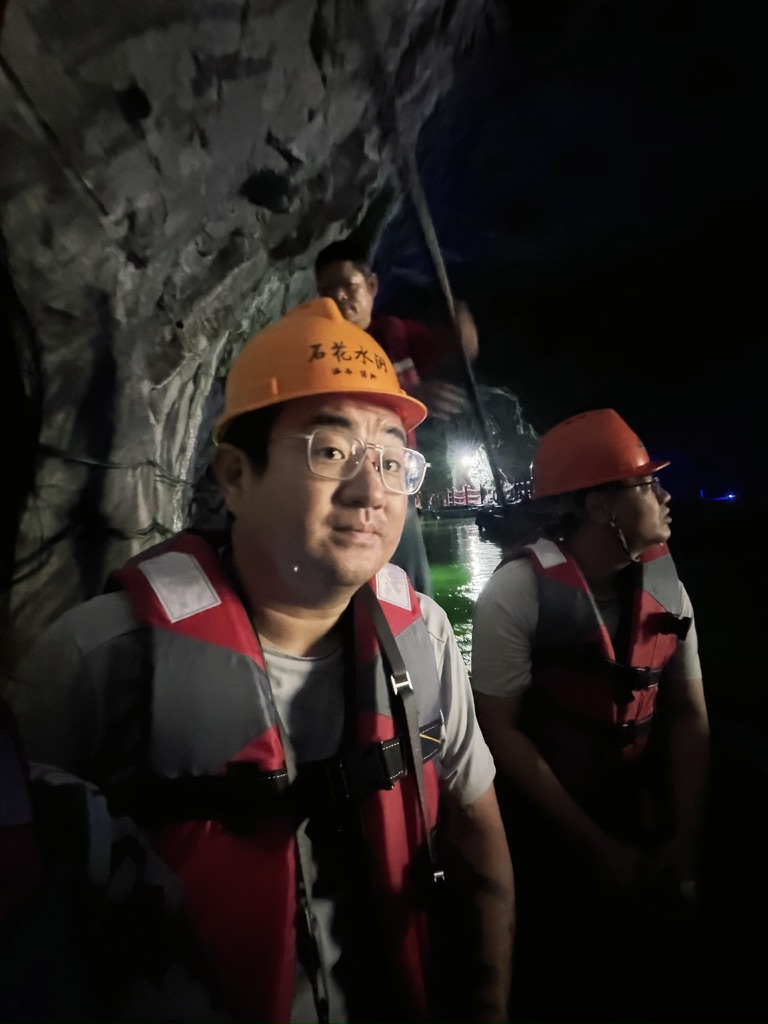 溶洞中戴着臭臭共享头盔的毛