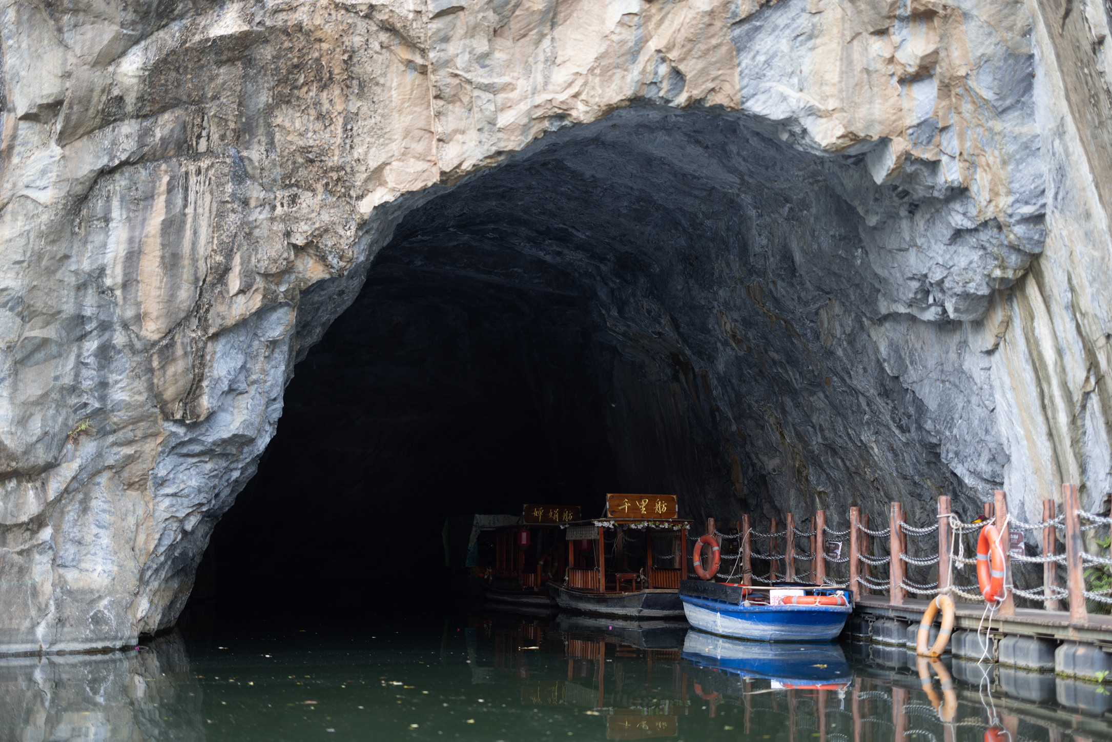 从外面看洞里面