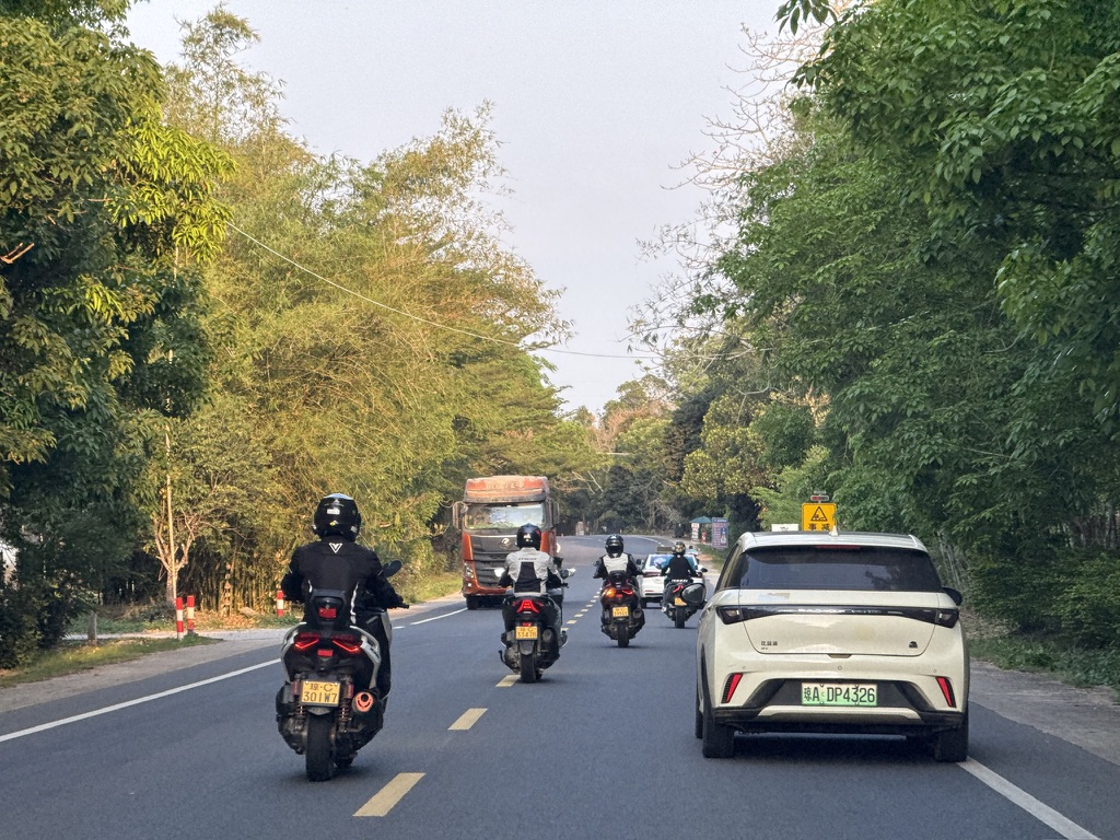 摩托车团骑很容易出事,因为有些人总想保持队形