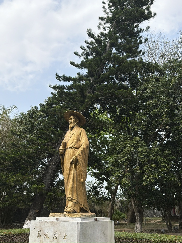 这尊雕像跟身后歪斜的松树组合起来真是美丽