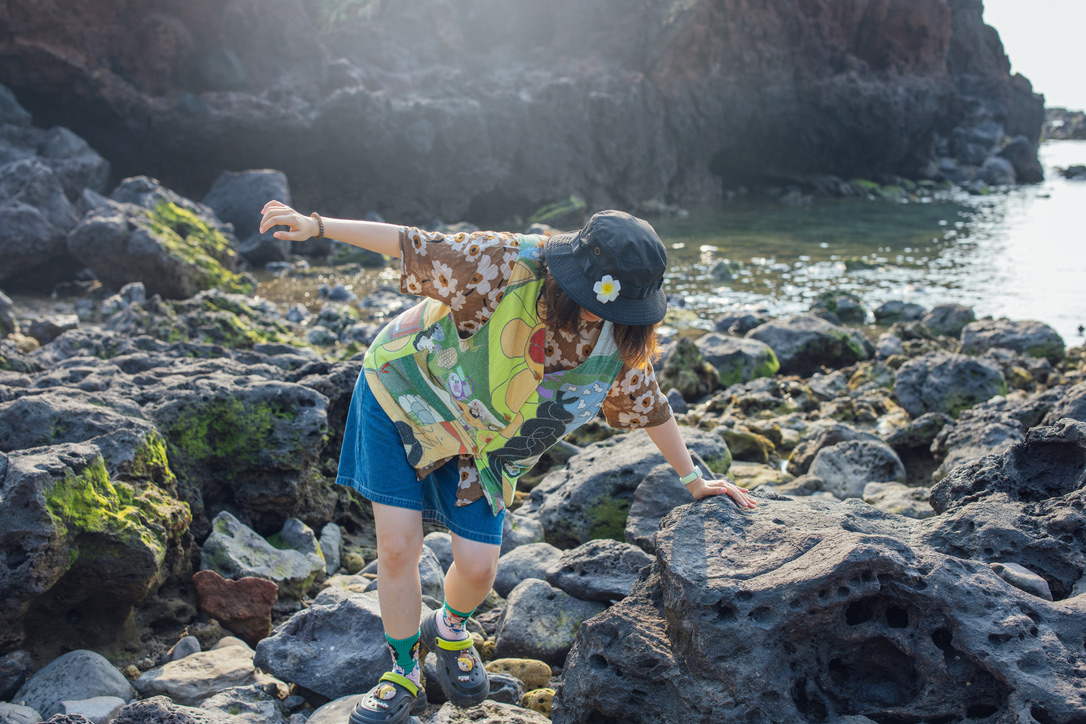 在岩石上艰难行走的恙