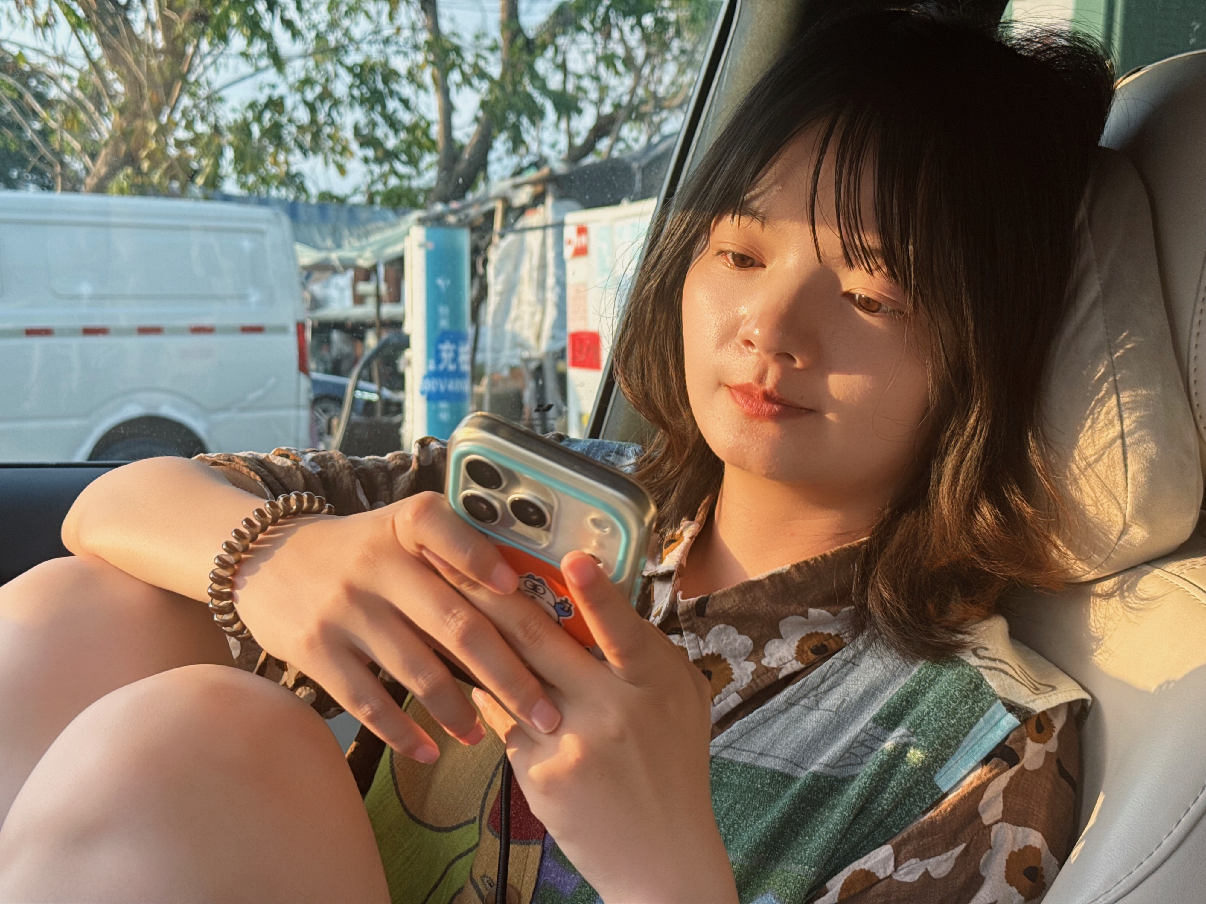 前往东方市的特来电充电站里，夕阳很美