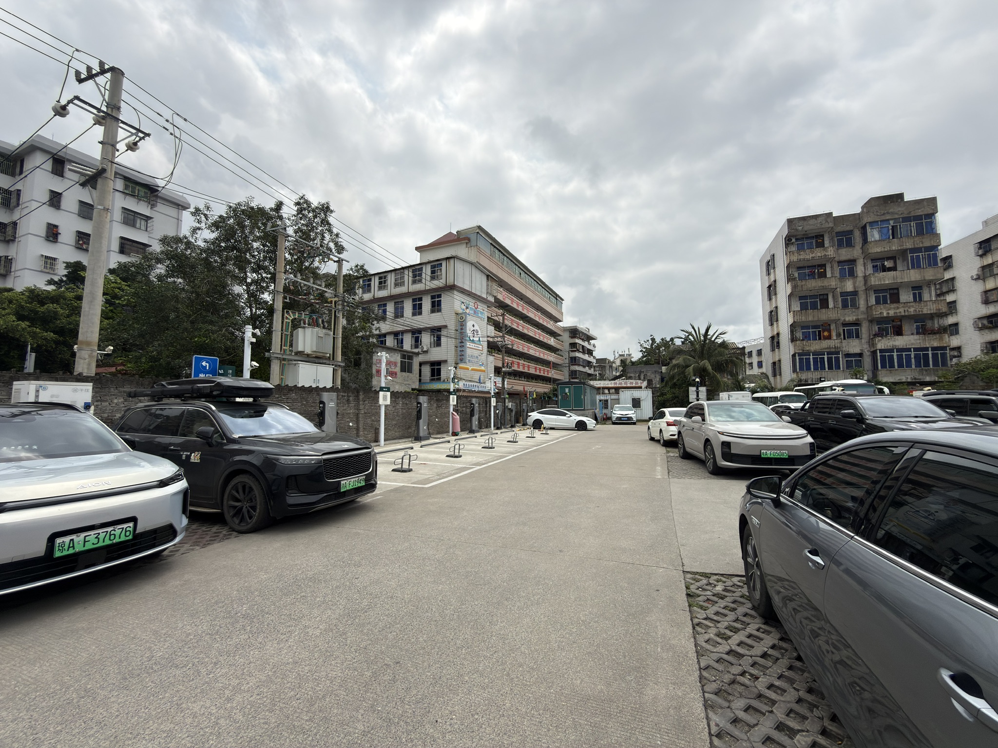 两辆理想车都不敢充理想桩，只有纯电理想才配