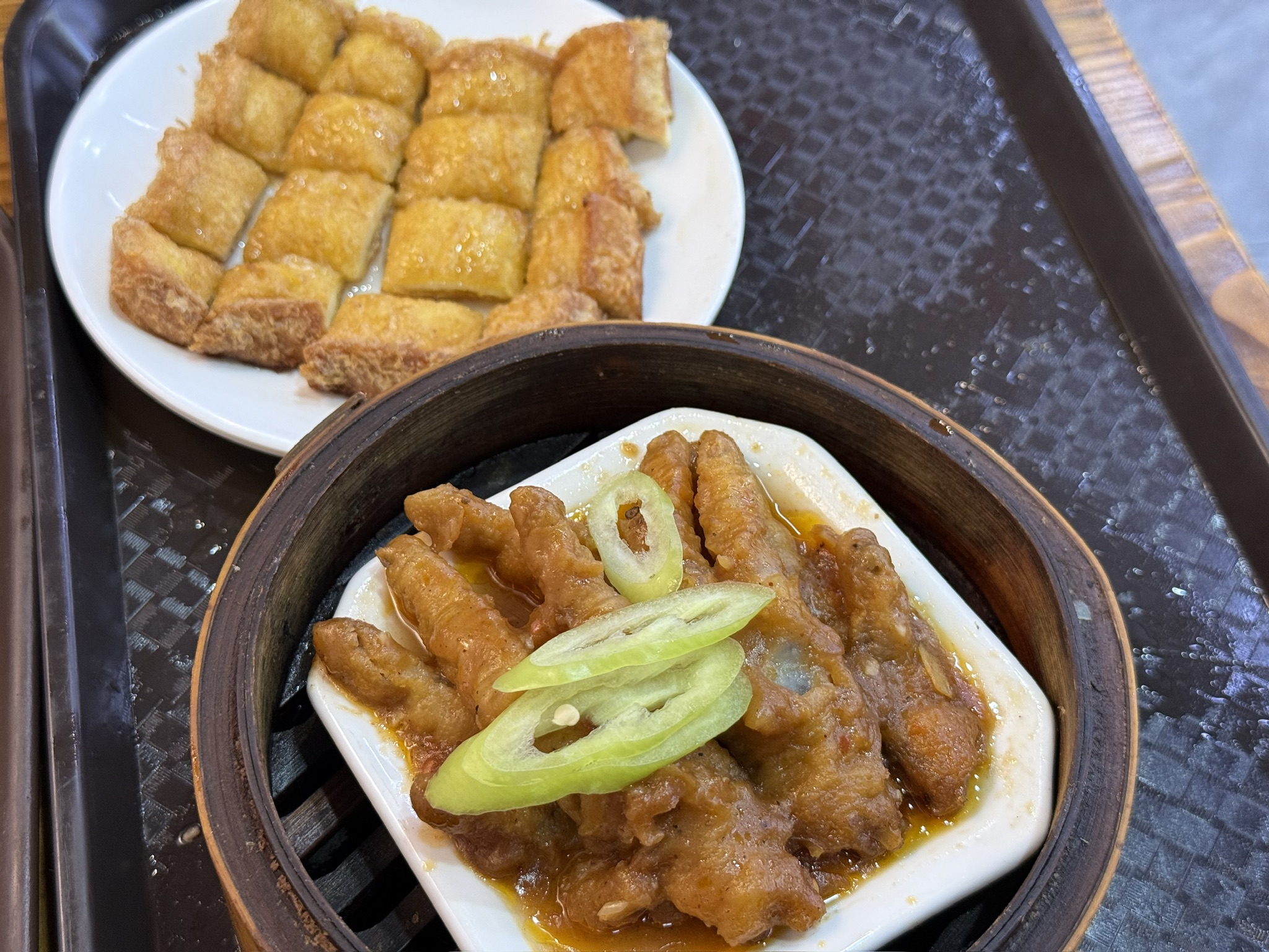 有骨鸡爪，这里的一口西多士先切再炸，口感更特别