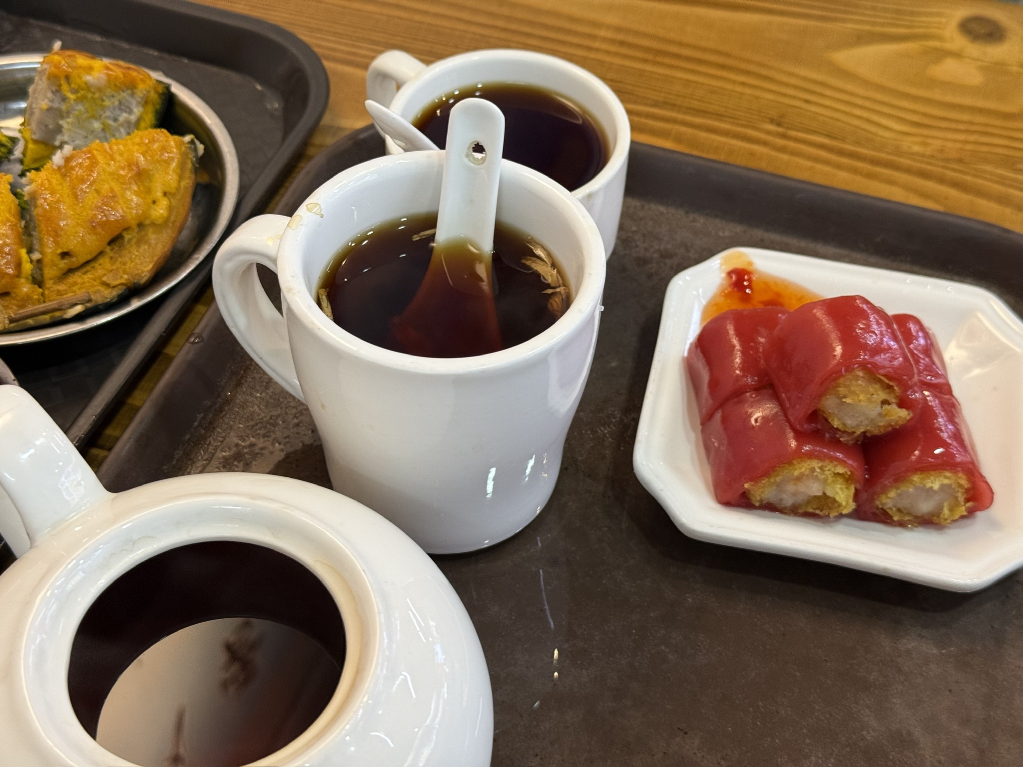 以及茶底完全相同的茶，只因为加了姜丝就贵几块。还有红米肠。