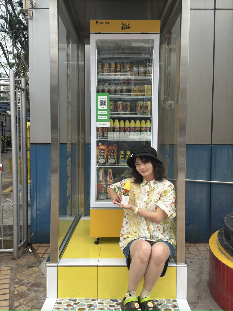 在门口的便利店买了几瓶特色产品