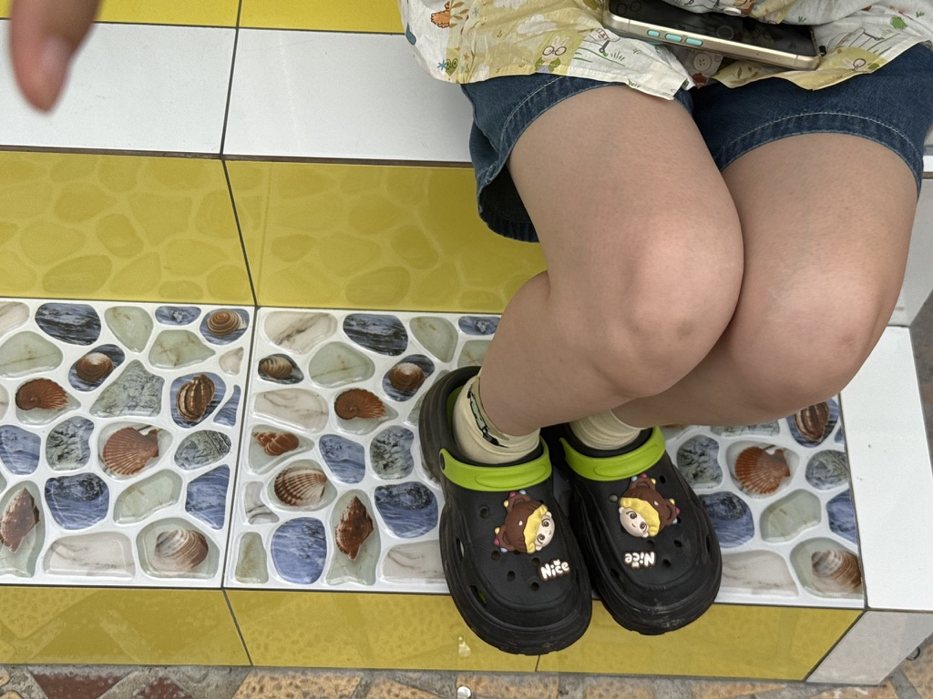 该说不说，地板上这个异形马赛克设计还蛮好看的