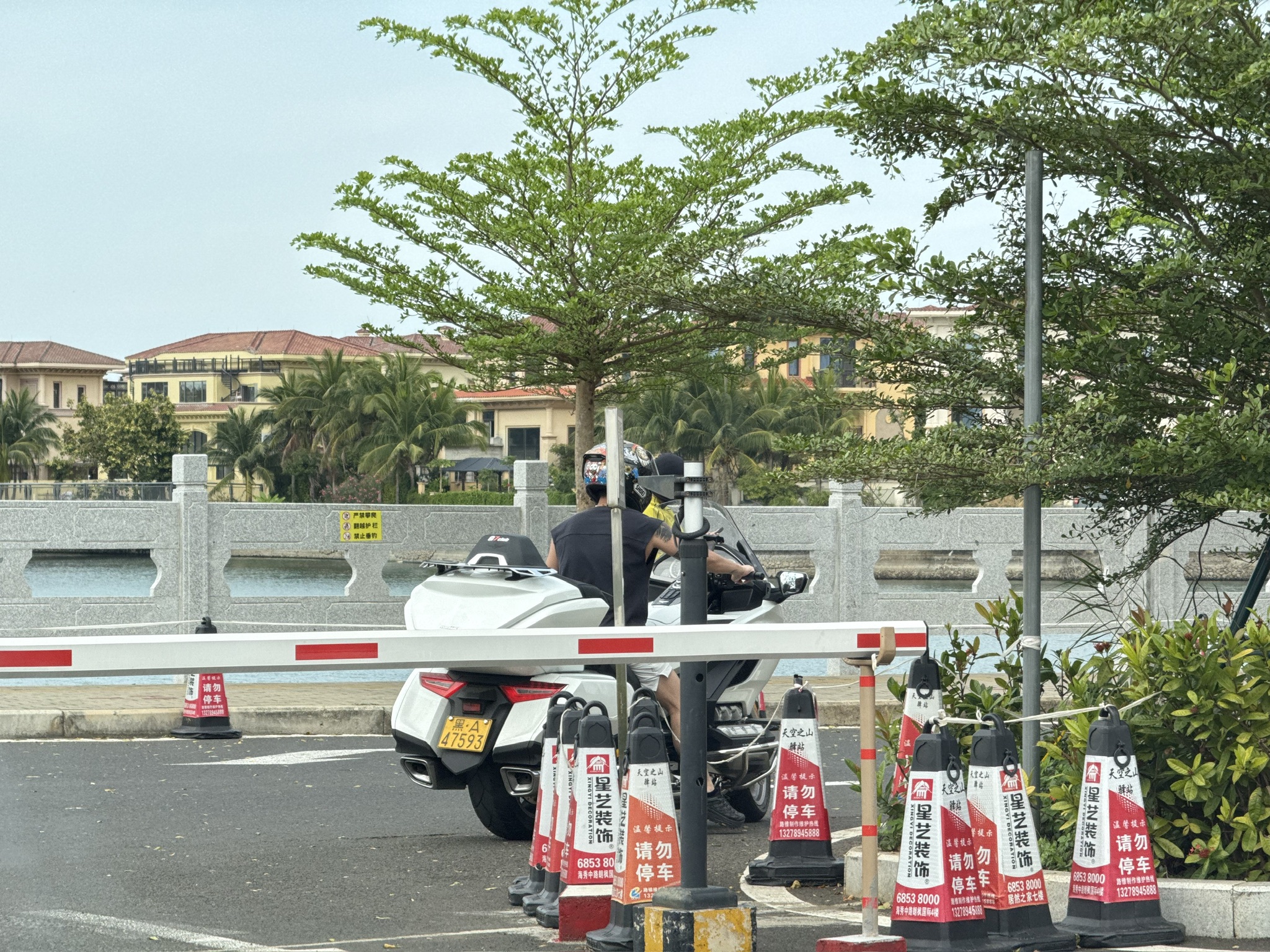 黑龙江大哥骑本田金翼带女朋友玩海南