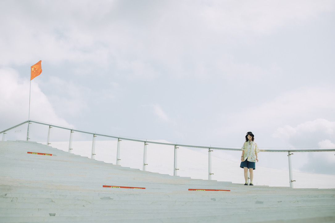 站在山坡上的恙