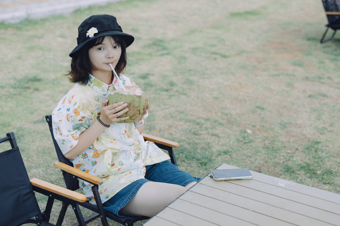 我们又在这里买椰子坐椅子啦，还买了两枚，一枚常温一枚冰冻，此时此刻的价格已经上升到 12 元