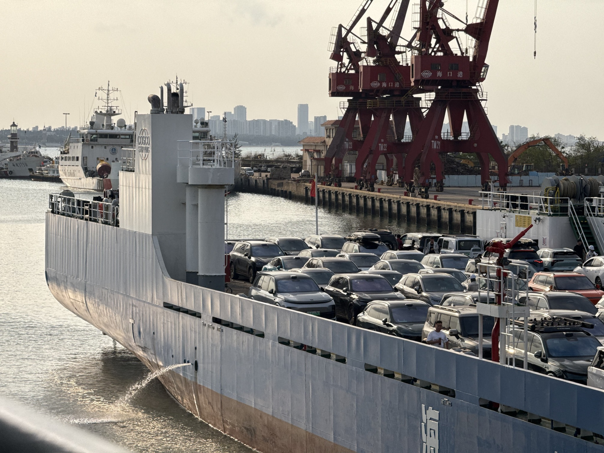 这次的车不停在船舱，而是停在甲板。