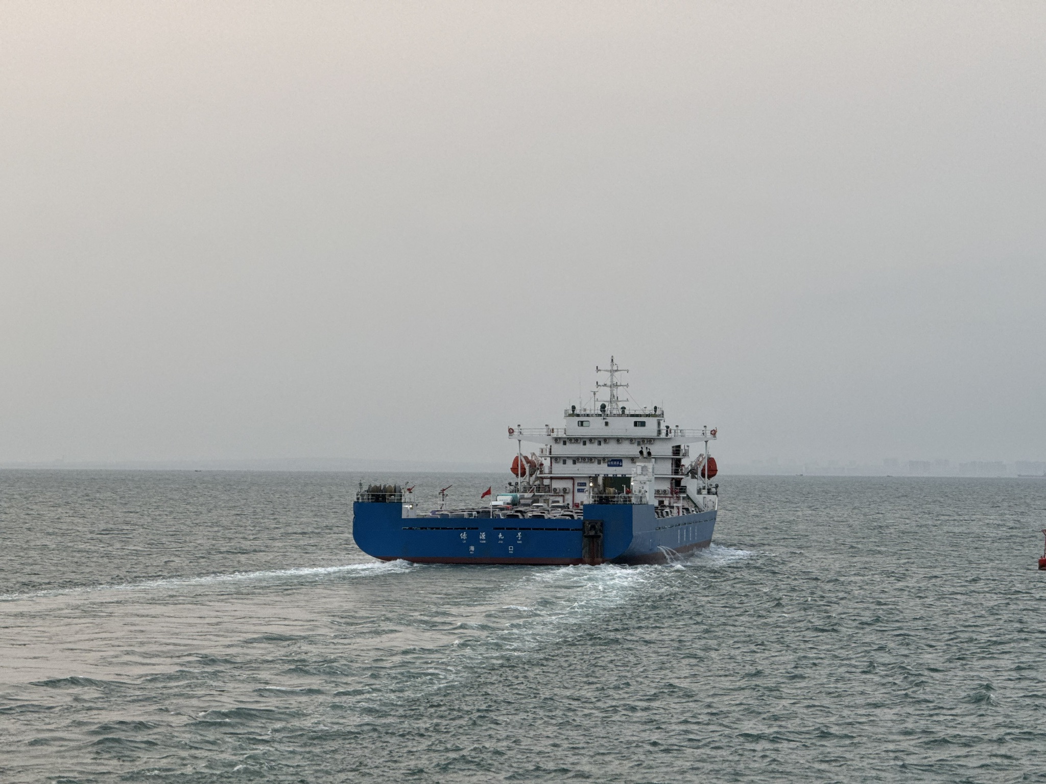 拉新能源车的船在我们乘坐的船首左前方45°