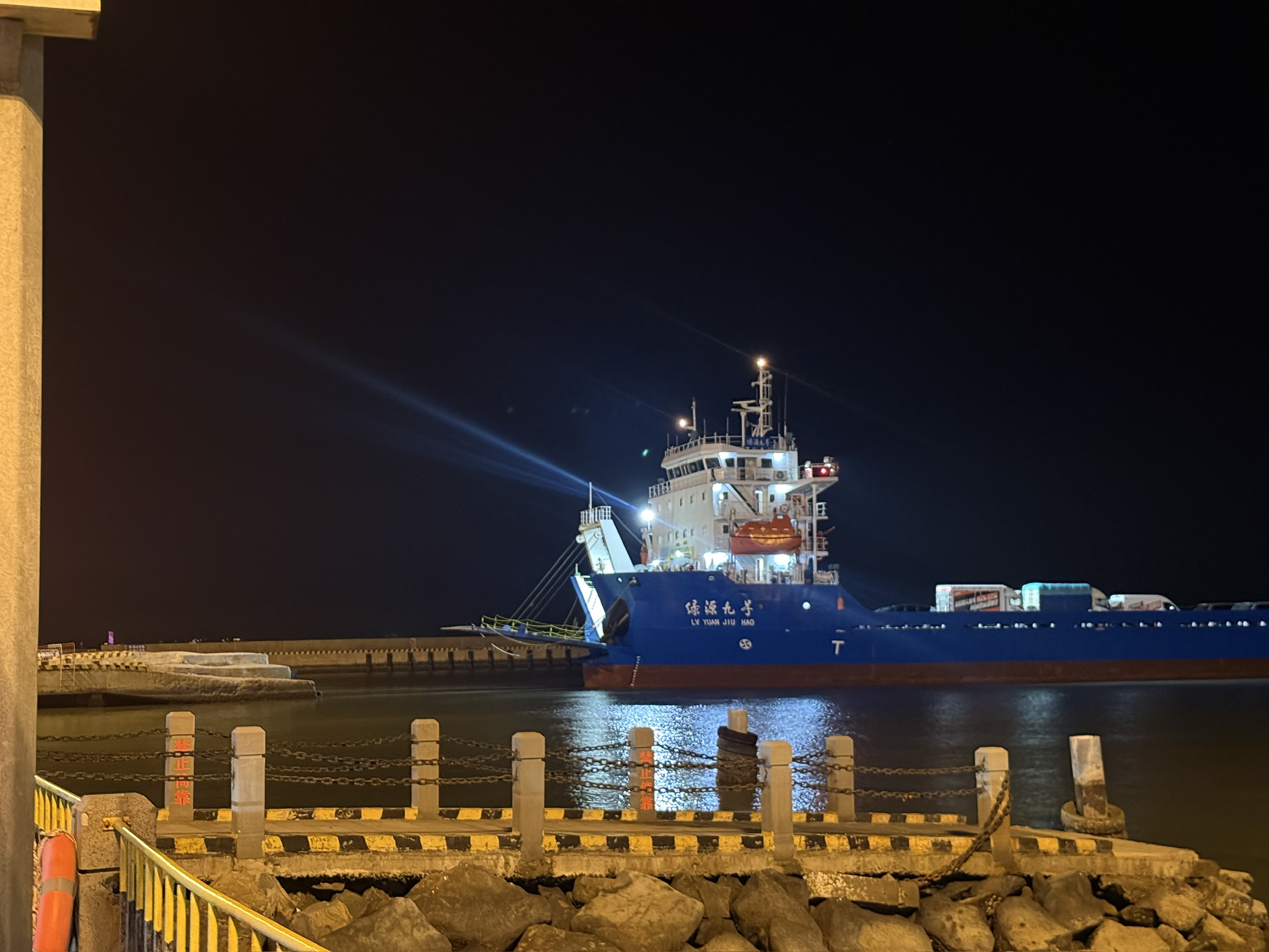 晚上8:17，渡轮抵达徐闻海安新港