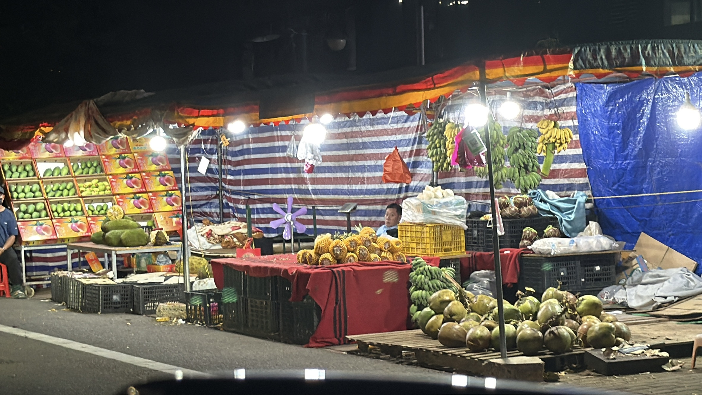 港口路边的水果摊位