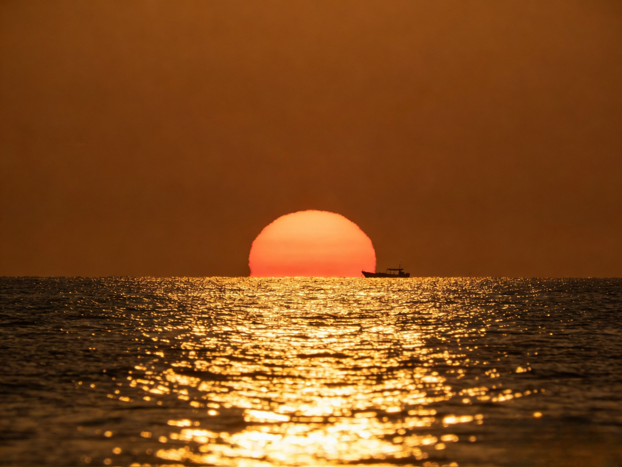 PS：这是一张AI生成的照片，我把它掺在从海南返回的那条朋友圈里面，没有人发现。