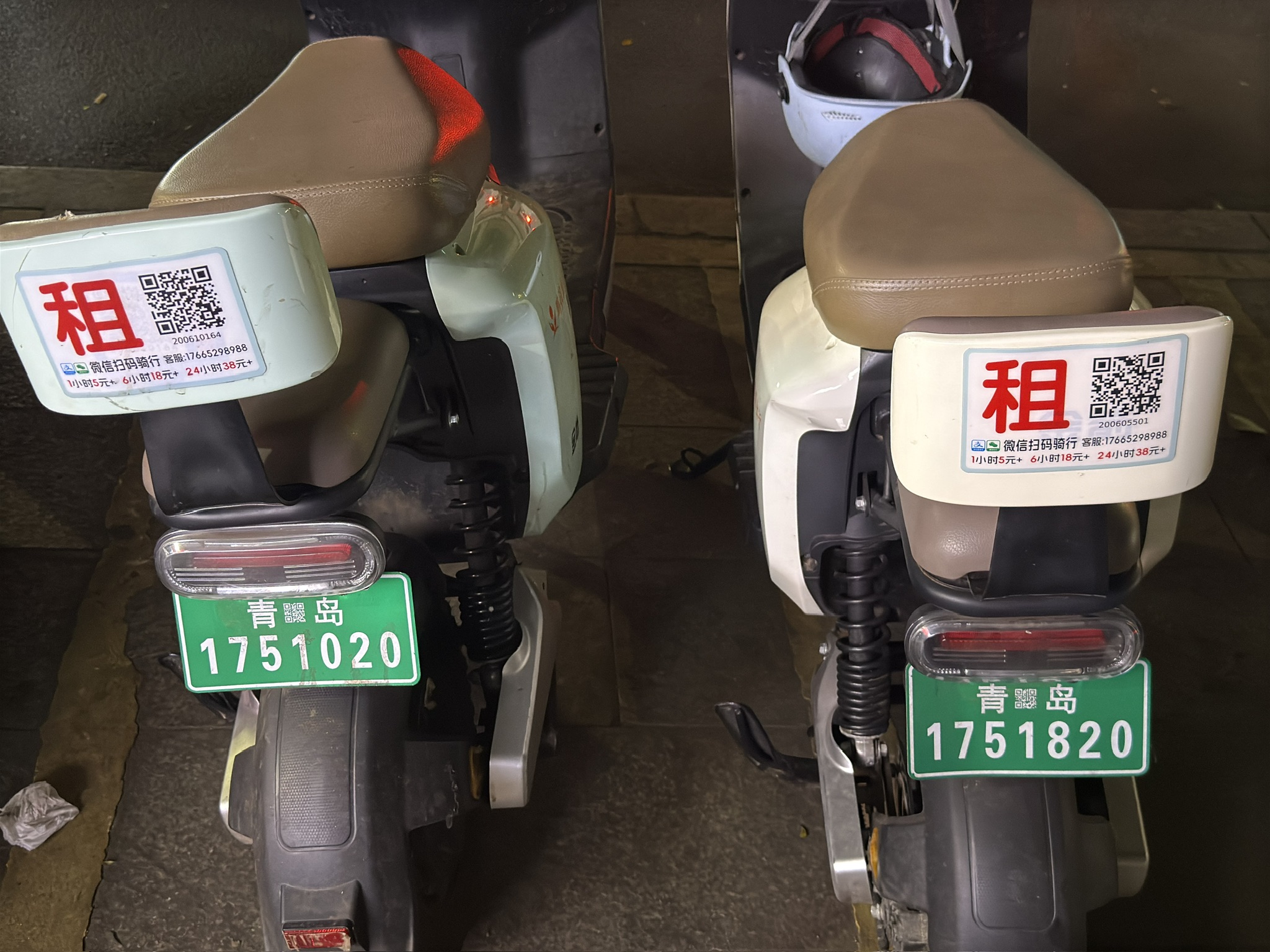 在一中夜市外面看到了两辆从青岛远道而来的出租电瓶车