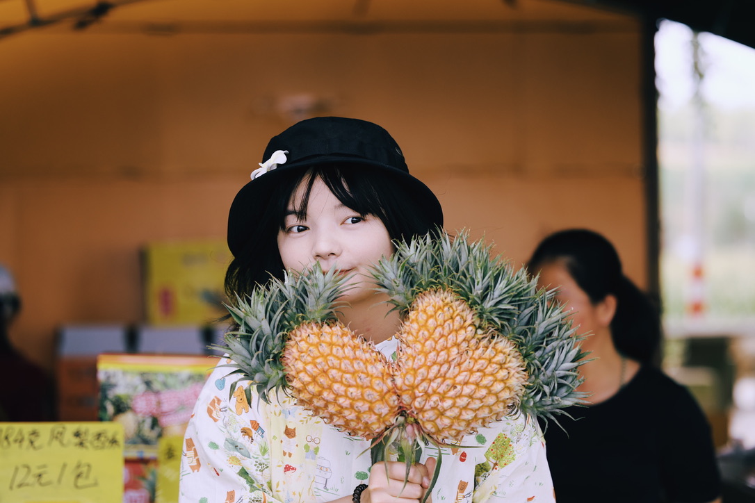 还有这种长到一起的连体菠萝被拿来做成了菠萝扇子