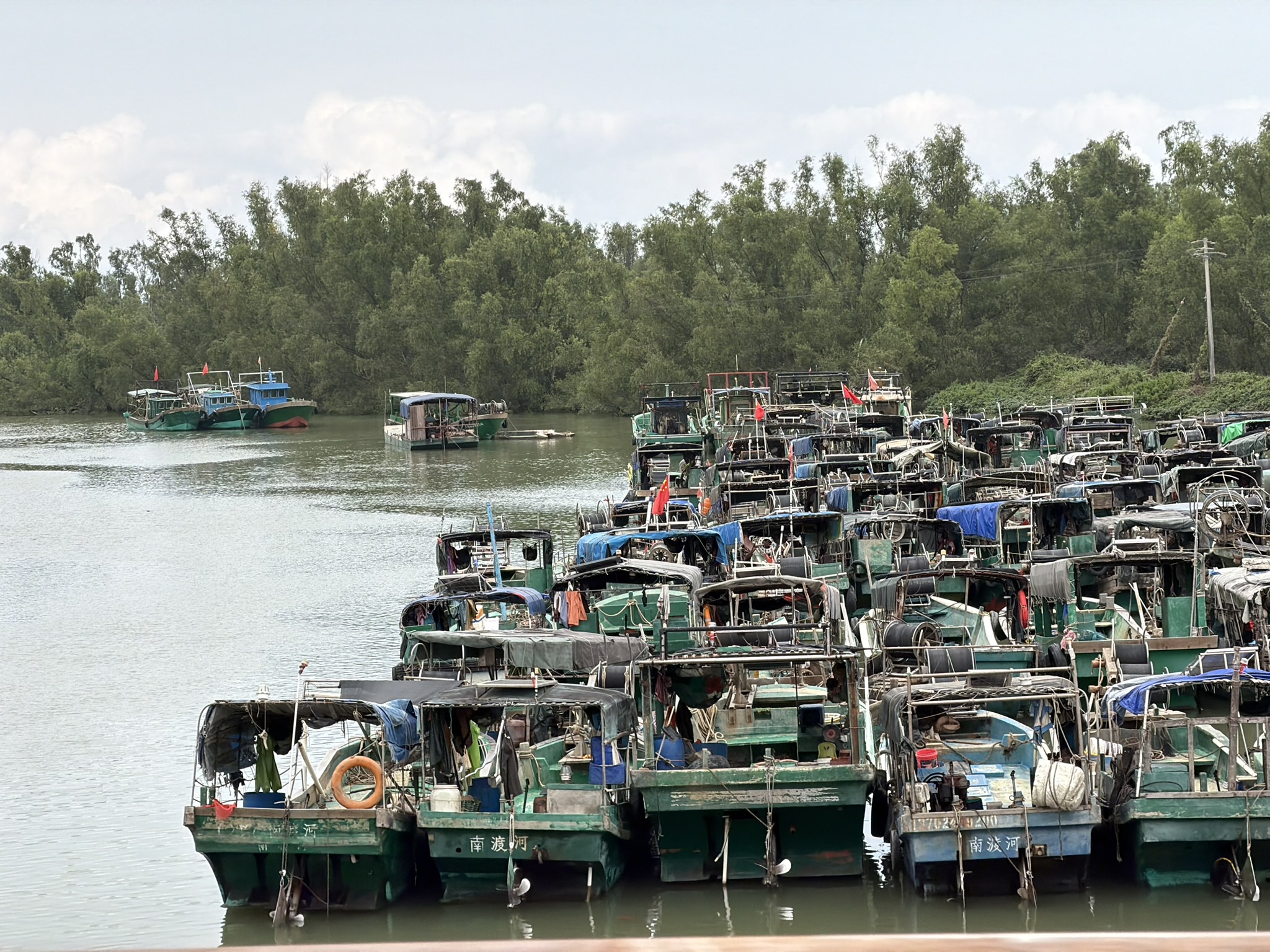 停在内河港湾的渔船