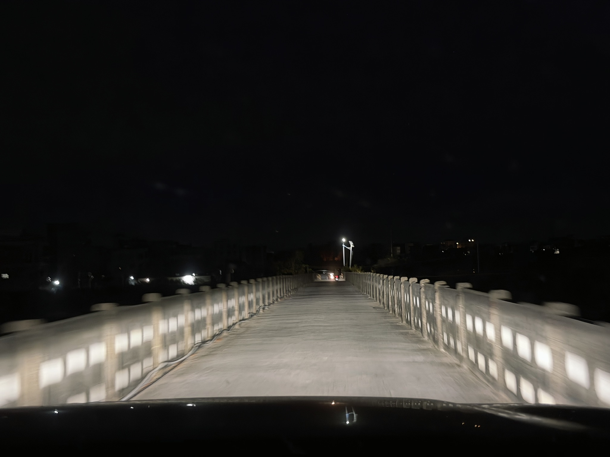 这独木桥,刚够我们车宽