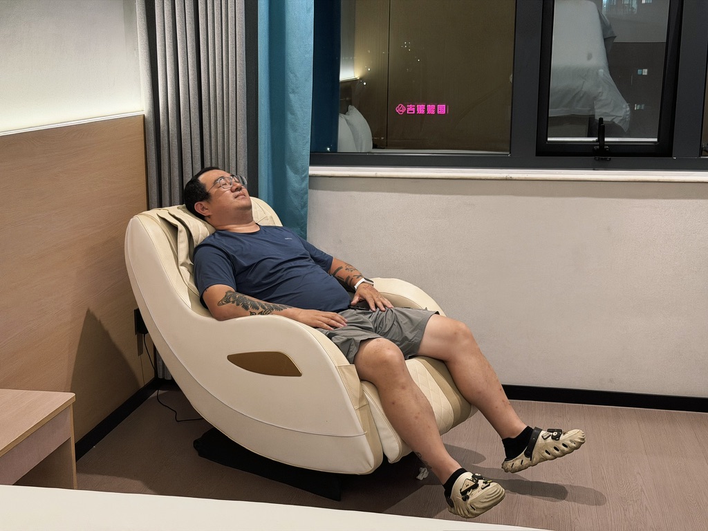 进房间第一件事躺下来