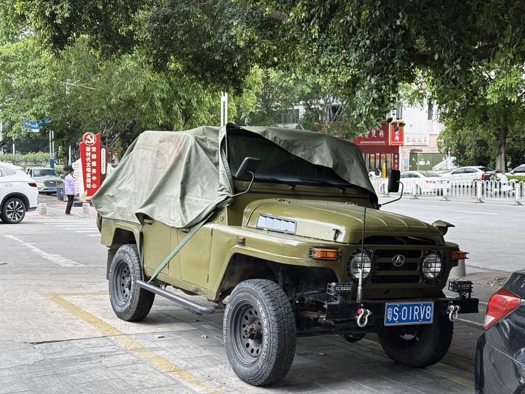 在门口停着的敞篷老北京