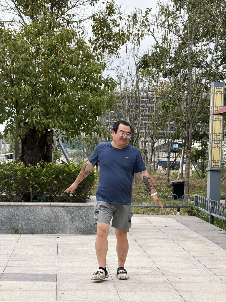 上完厕所出来的毛,他又行了