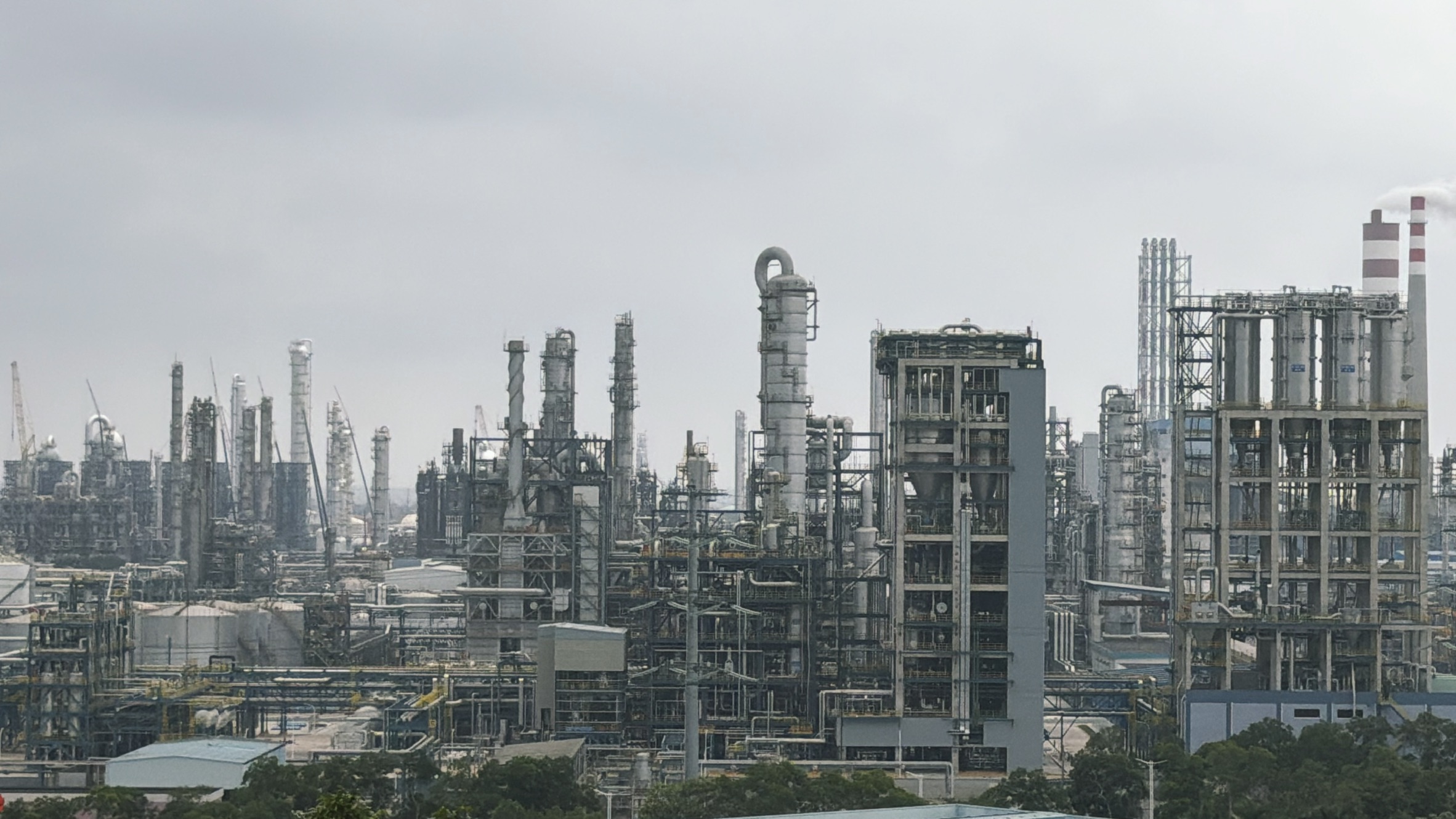 广场的西边是纯粹的重工业区,在这里望过去,各种高大的化工设施,仿佛来到了尼尔机械纪元里的世界。