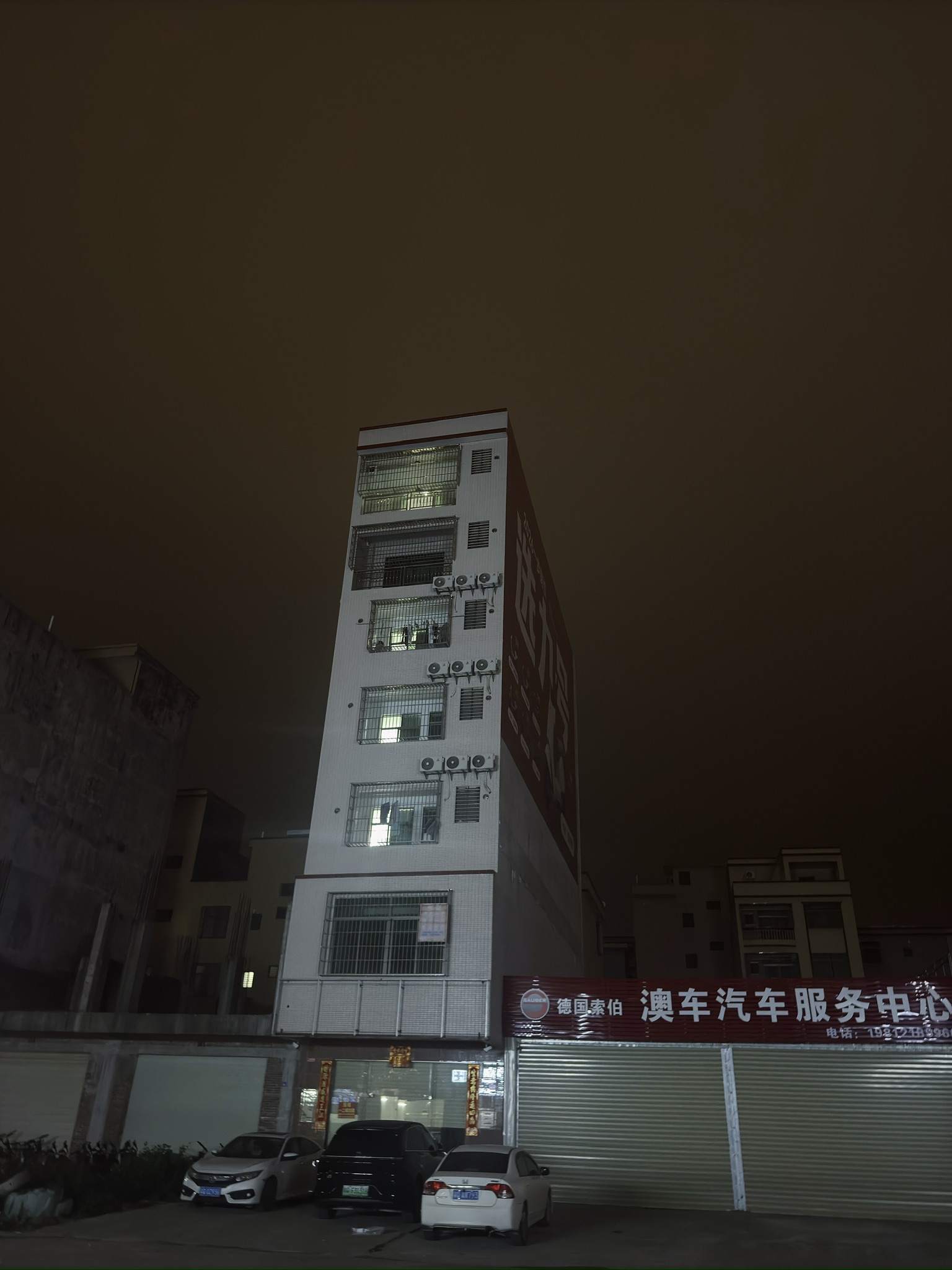 他们的楼也窄一点诶