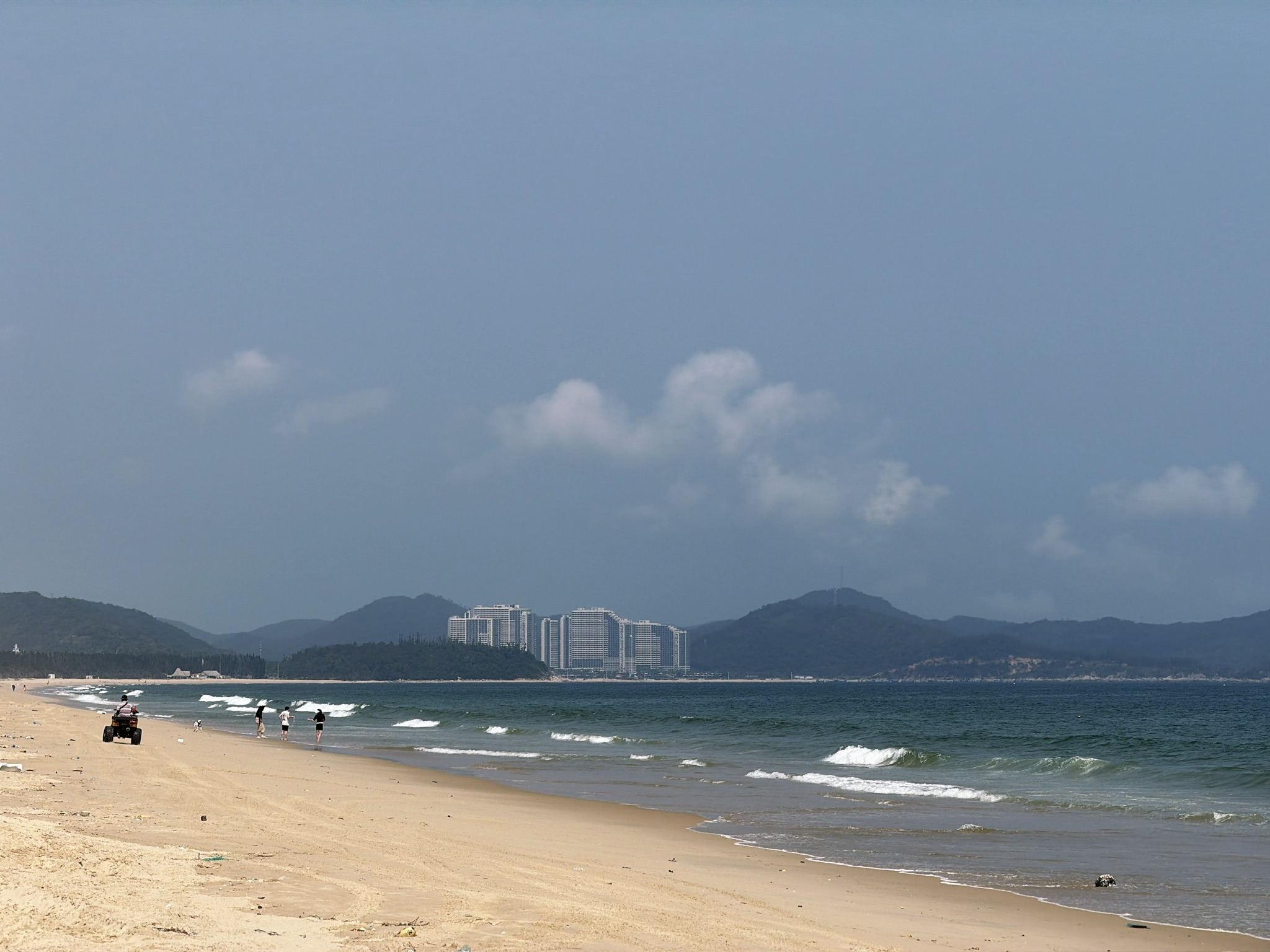 今天这边的海水是翠绿的