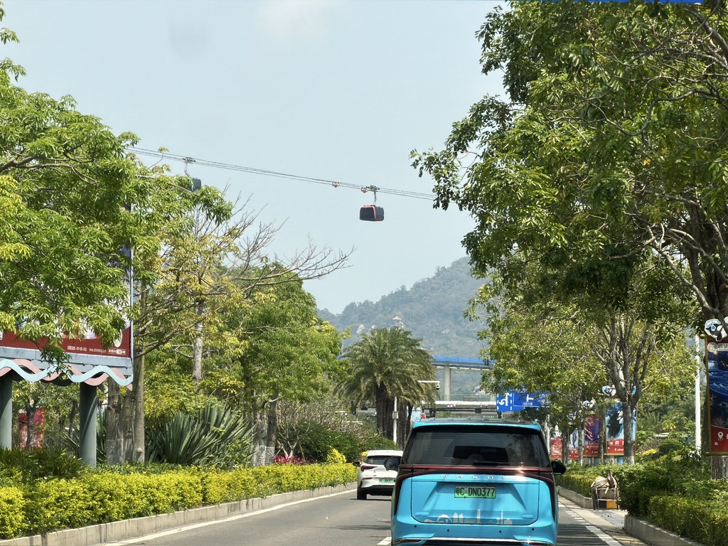 从海洋王国通往对面山顶的缆车,不过不知为何没有在运行