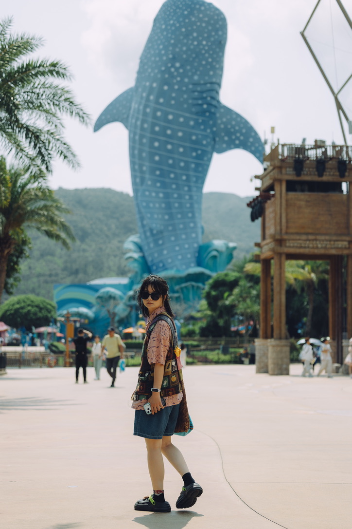 前面最大的雕像就是长隆海洋王国的主角,鲸鲨。它的下面就是鲸鲨馆。