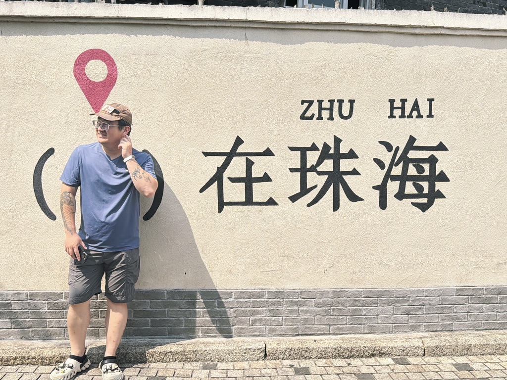 被恙儿按在墙上拍打卡土照,此时只想找厕所