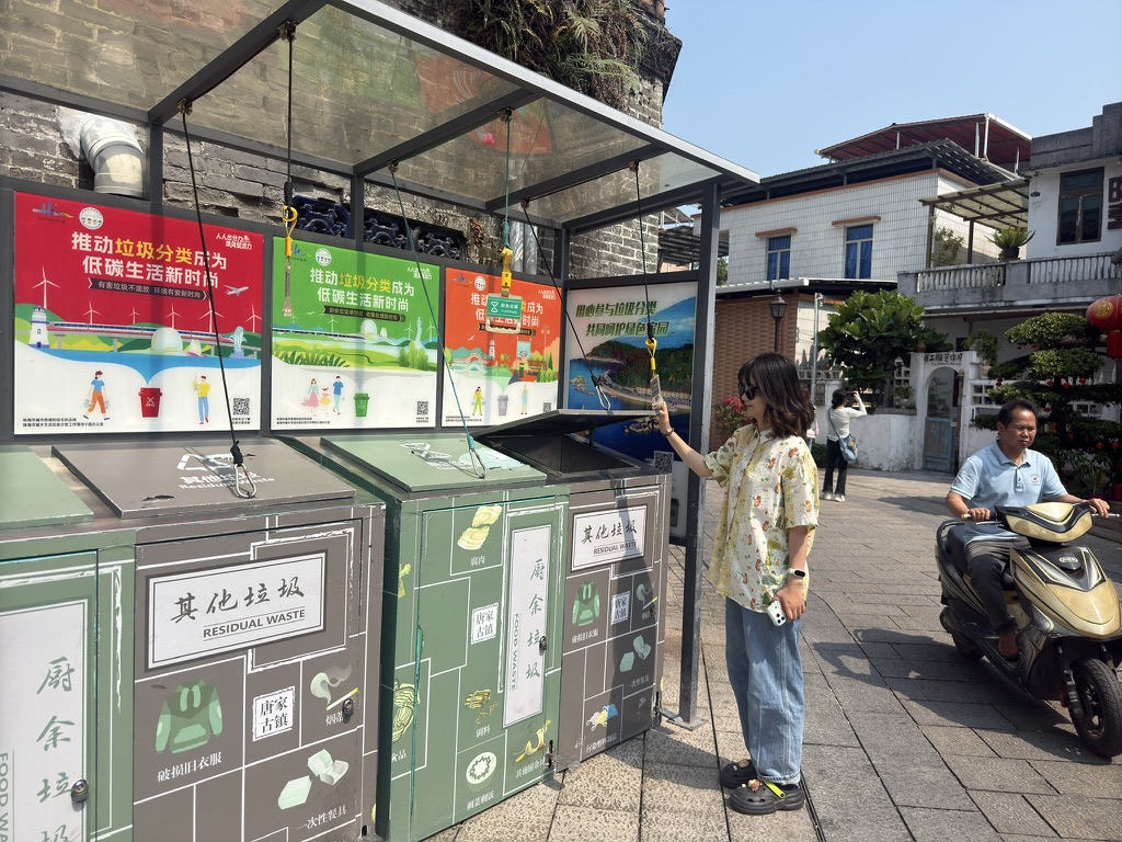 恙女士示范垃圾桶用法