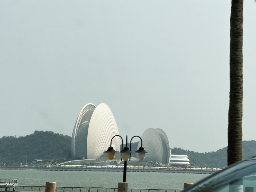 在港湾大道远看日月贝