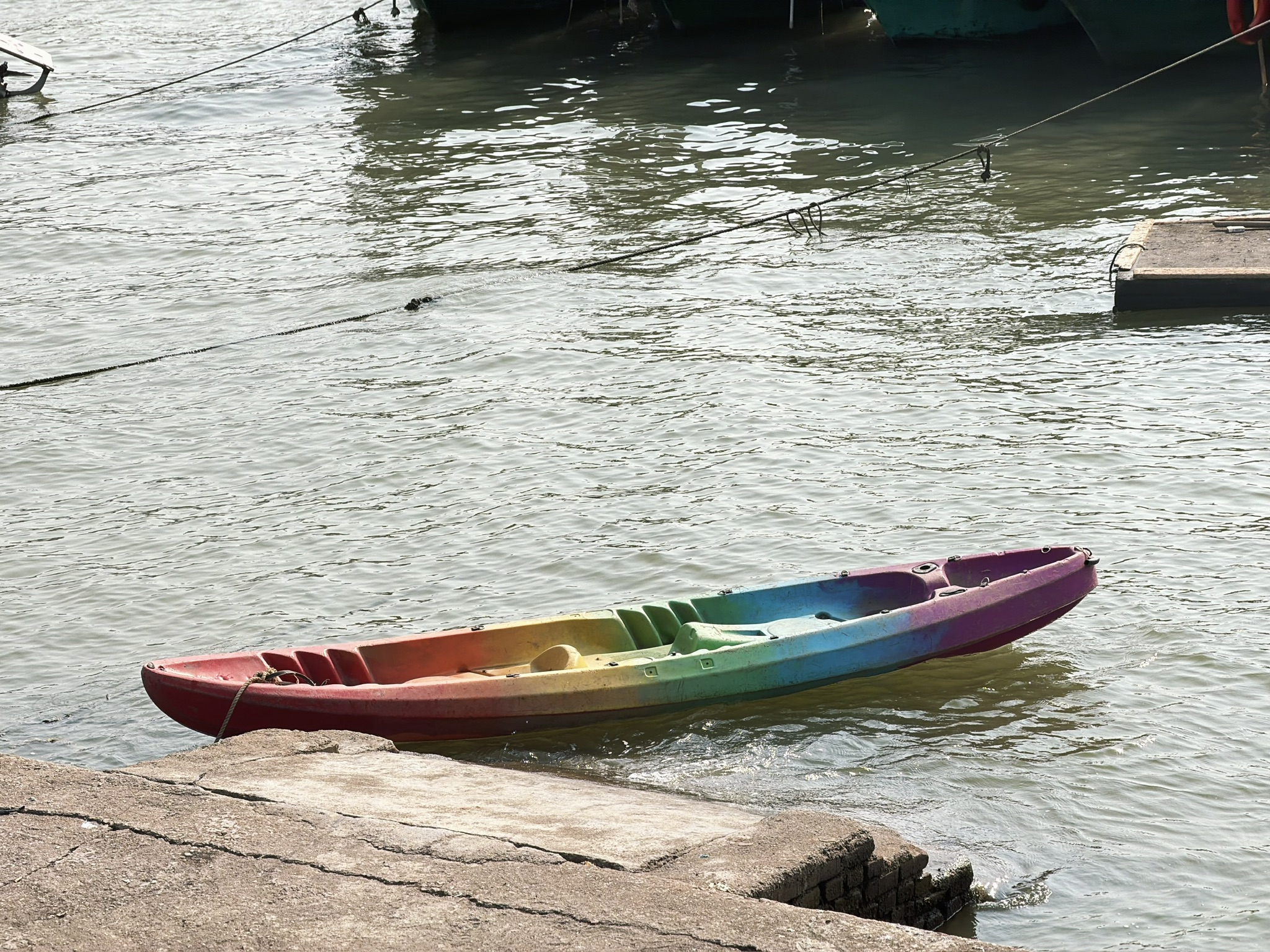 这条彩虹独木舟也挺好看的