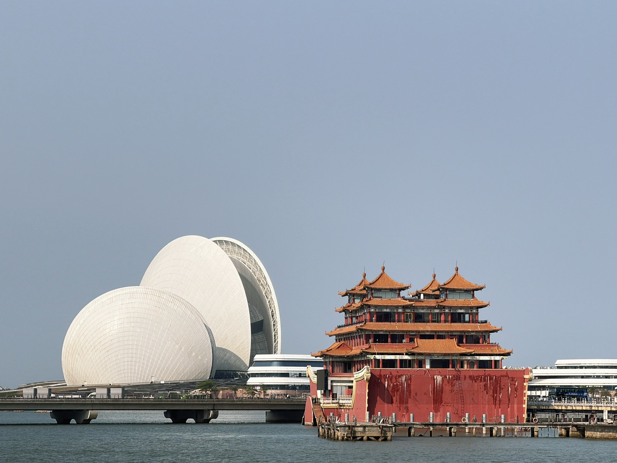 日月贝和名亭楼,右面这个名亭楼似乎从前名字叫得月舫,名字一改气质俗了。