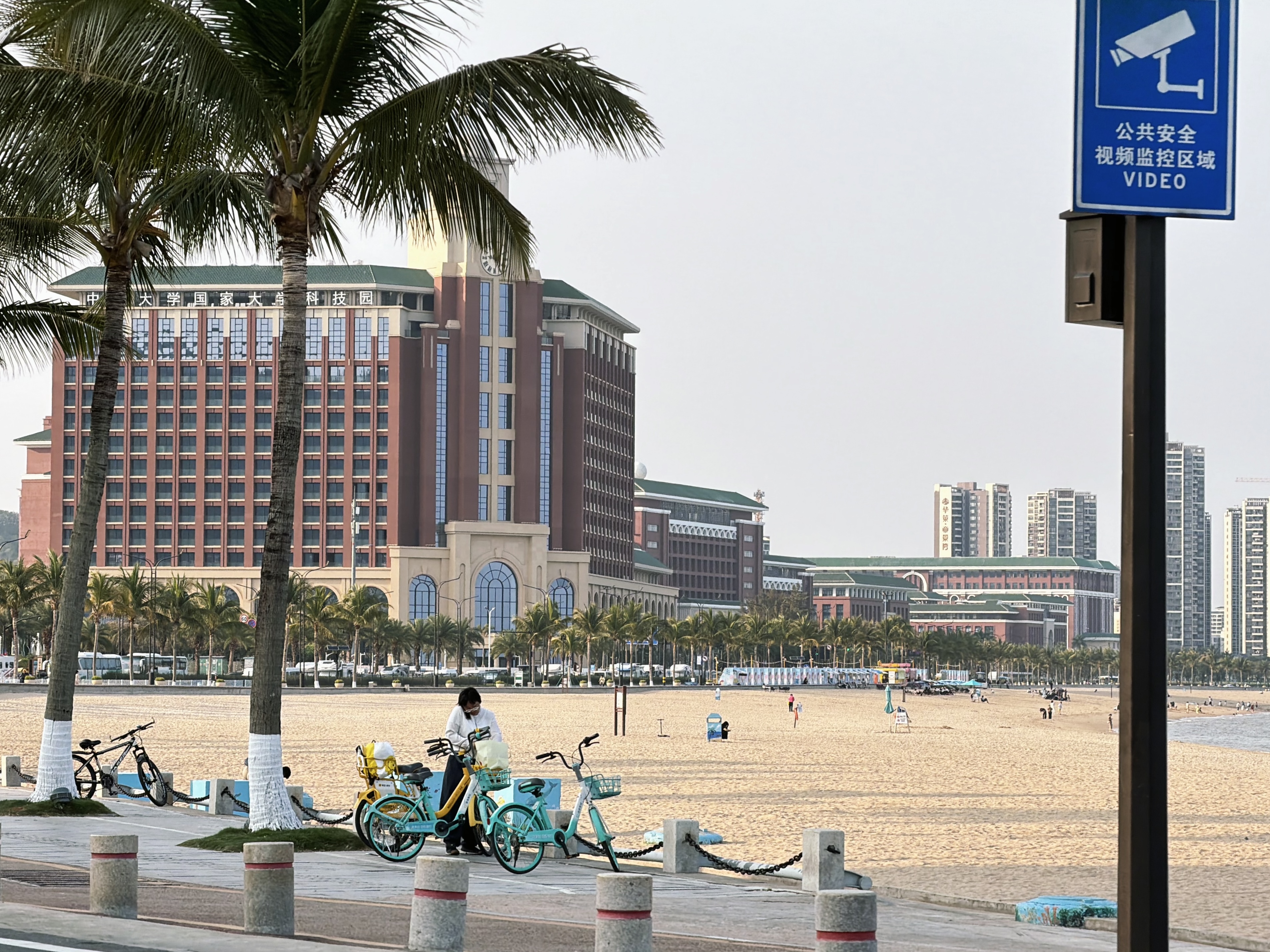 你说这沙滩和青岛第二海水浴场有九成相似吧