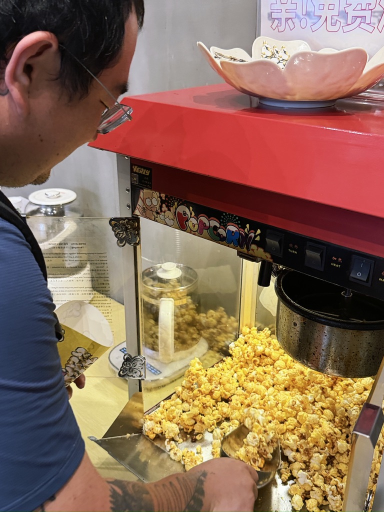 晚上到了酒店,前台有免费的爆米花,我们来来回回吃了两盒。