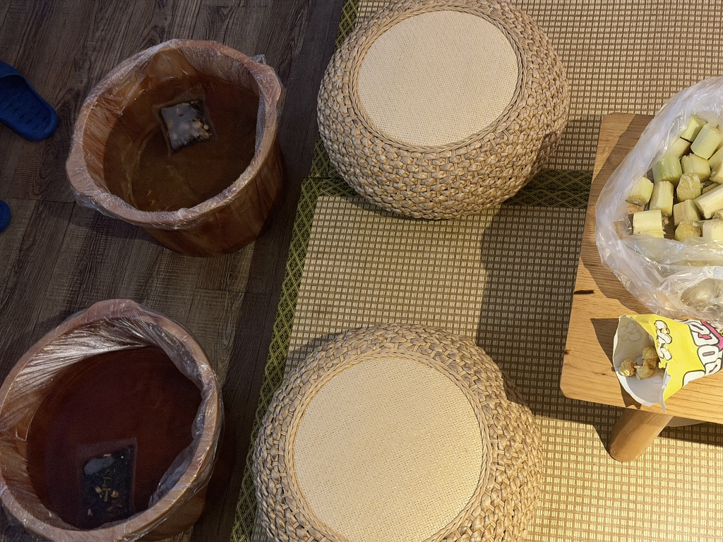 酒店有中药包泡脚服务,药包和桶直接送进门来,第一次和恙一起一边泡脚一边看电视。