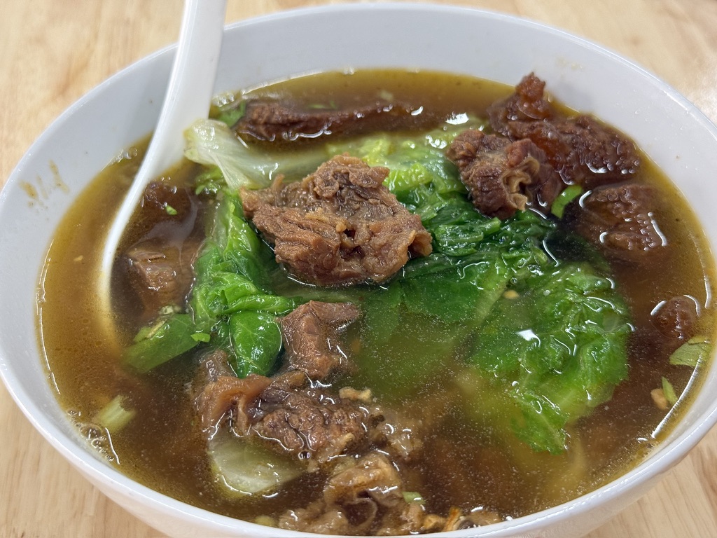 附近对付了个牛腩粉,味道还不错,广东就没有难吃的东西