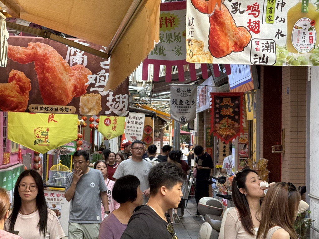 这条街很窄,但人还挺多的