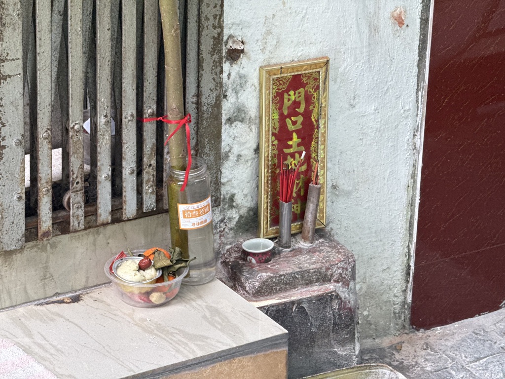 这里基本上家家户户门口就有供财神的了,此前在澳门看到家家户户供,其实本源还是在广东