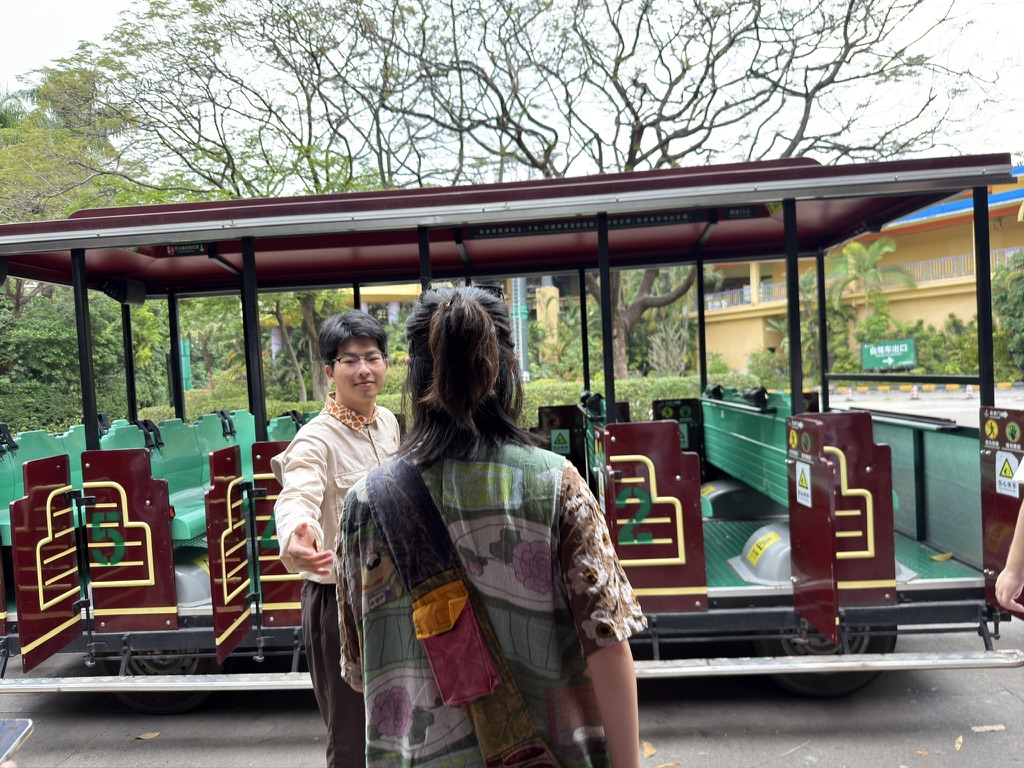 每个人上自己对应编号的车座