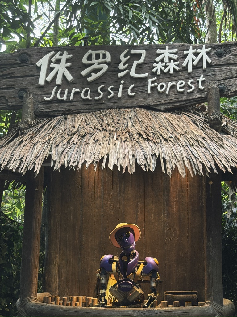 一进来就有一个机器人前台，还挺赛博的