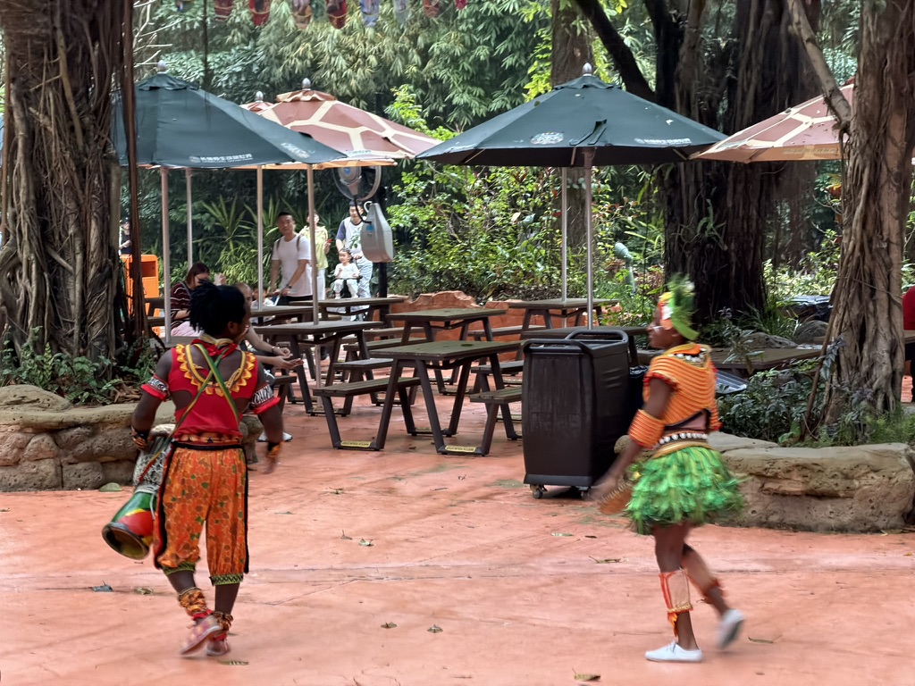 现场有非洲人敲鼓跳舞路过，但他们扭的也没有很认真