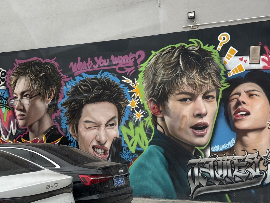 酒店停车场的涂鸦