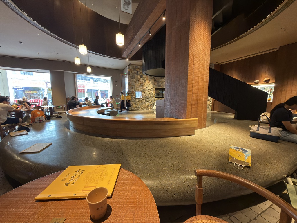 这块巨大的坐石让我知道了啥叫水磨石，我还寻思怎么会有这么巨大的花岗岩