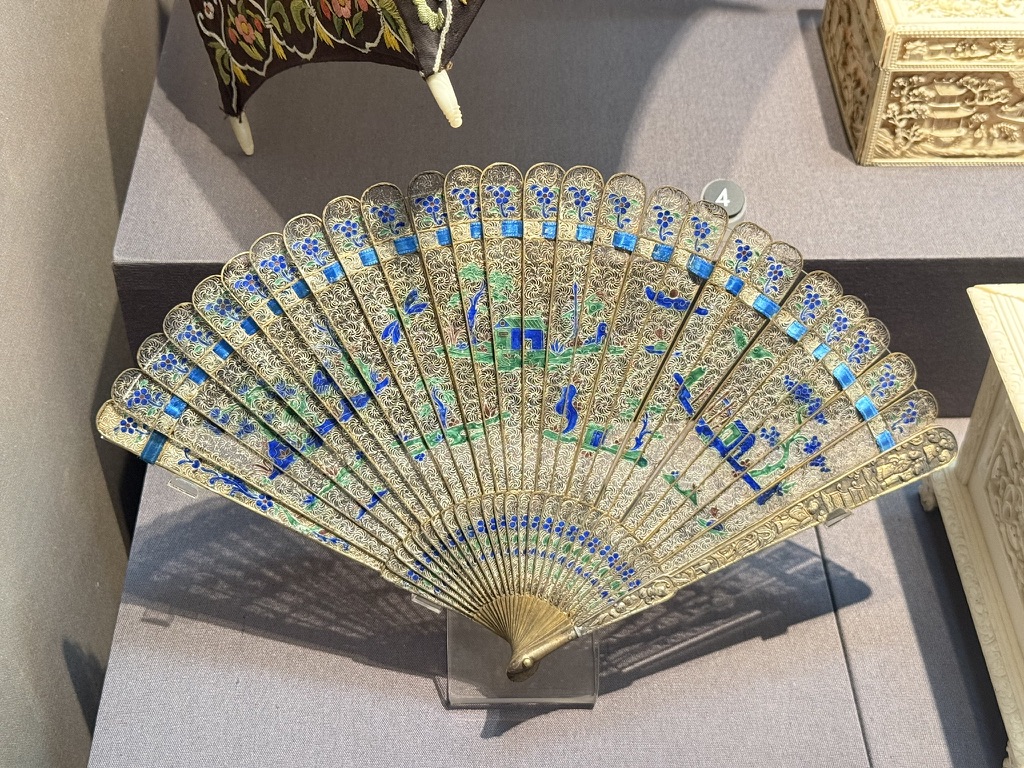 极繁主义的金属扇工艺品