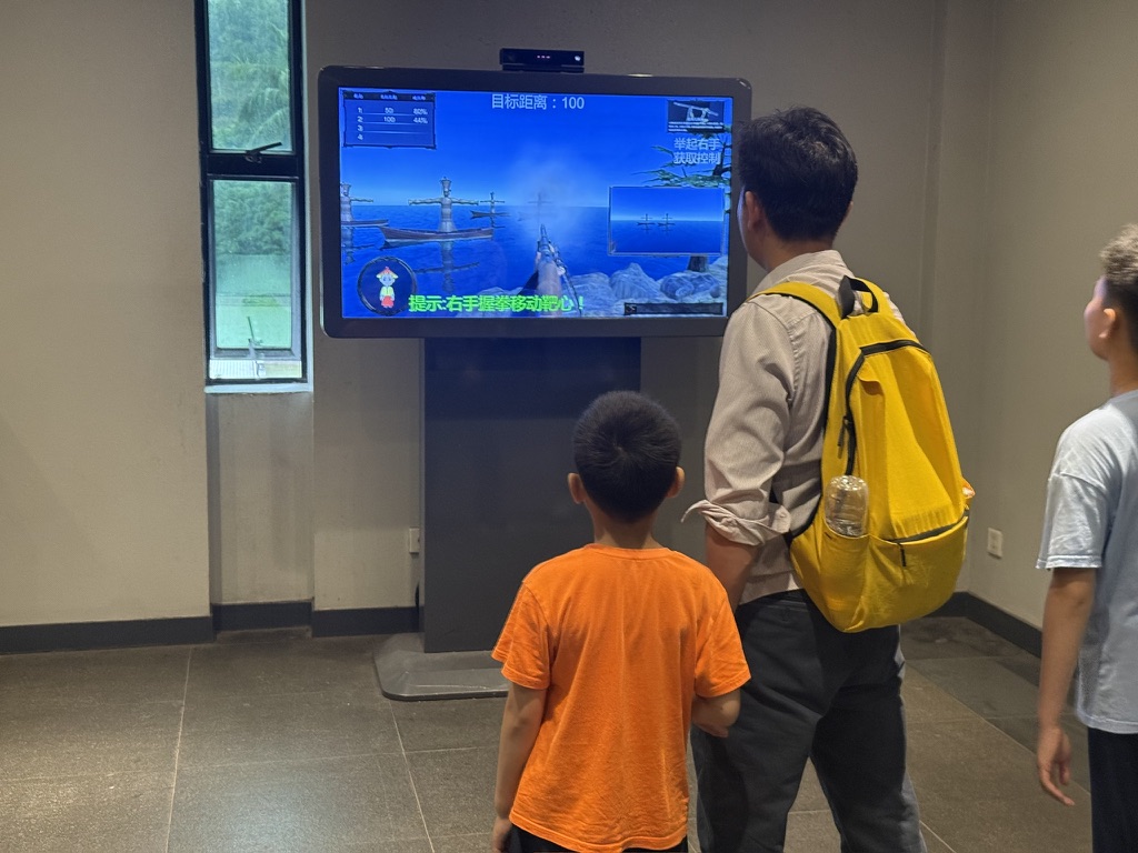 现场还有用Xbox Kinect做的体感放炮游戏